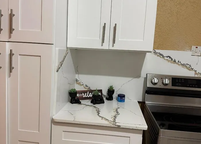 Apartment 2br Stay, Pool,gym,near Airport, Beaches&hip Strip *