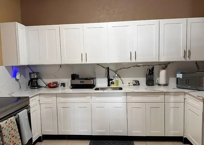 Apartment 2br Stay, Pool,gym,near Airport, Beaches&hip Strip *